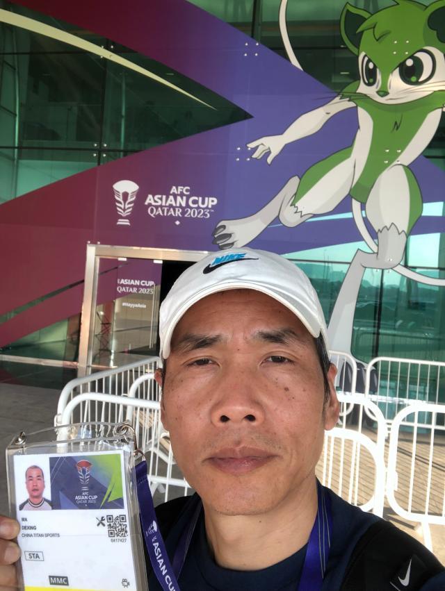 1704765061825087951.jpg 6-记者在制证中心门前.jpg